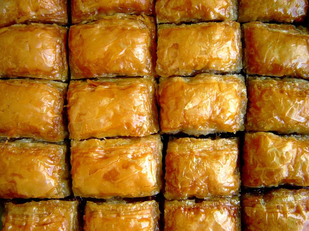 Bakllava me arra dhe mjaltë e servirur në tryezë