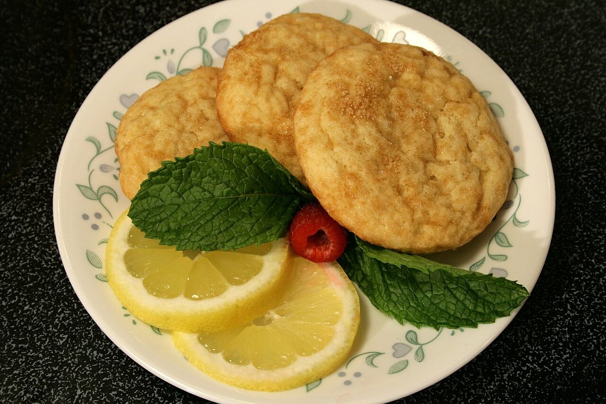Biskota me limon e servirur në tryezë