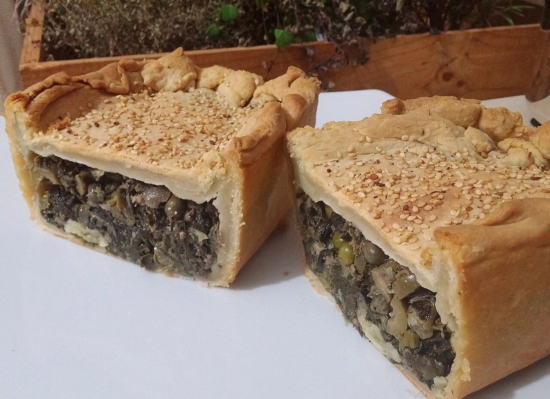 Byrek me ton dhe qepë e servirur në tryezë