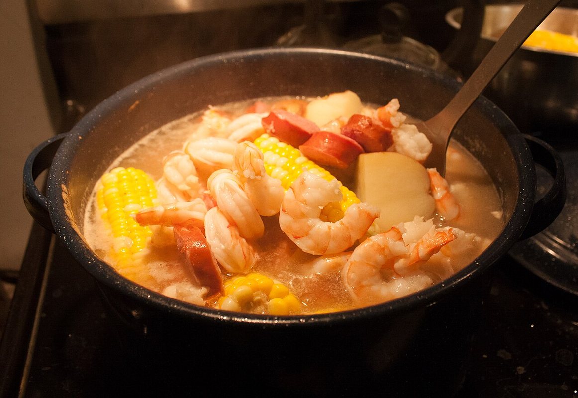 Fërgesë me karkaleca dhe hudhër e servirur në tryezë