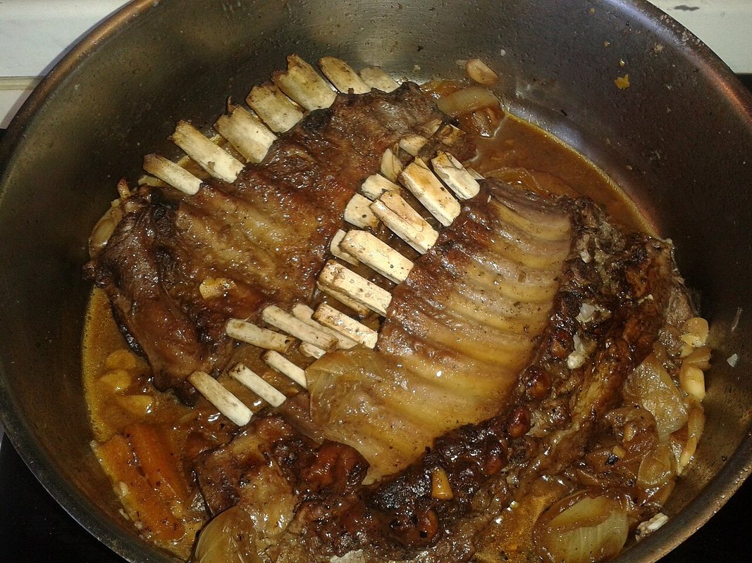 Gjellë qengji me qiqra e servirur në tryezë