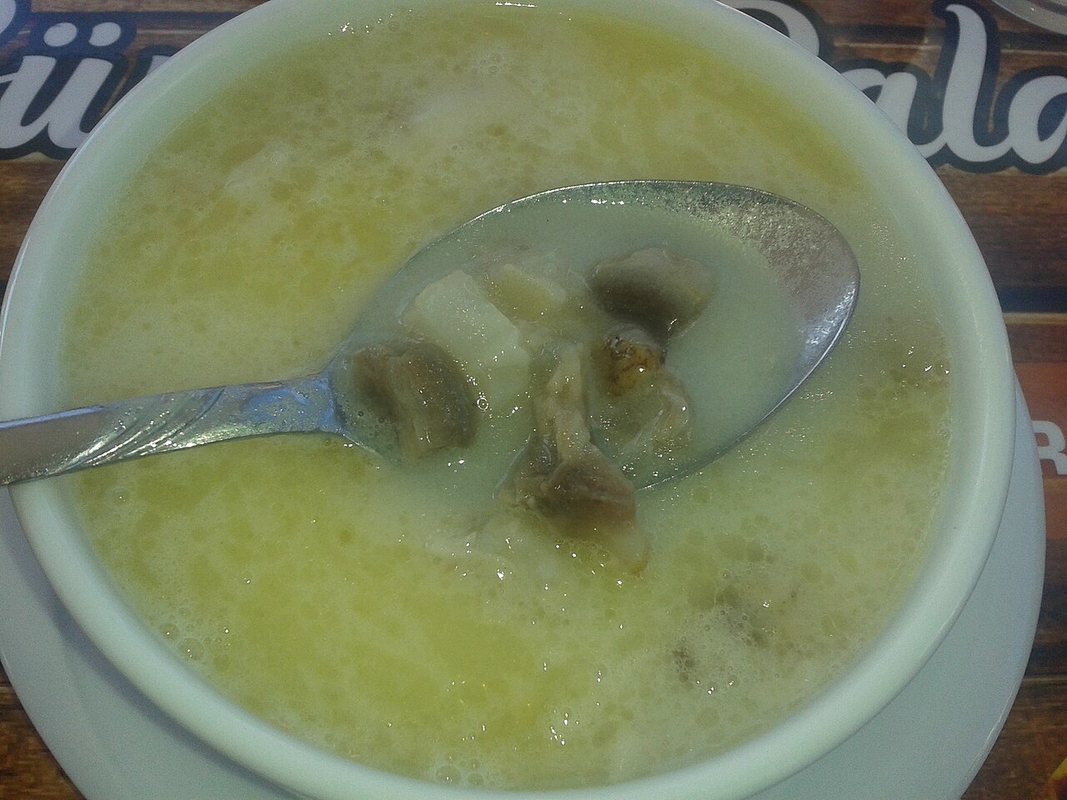 Gjellë qengji me spinaq e servirur në tryezë