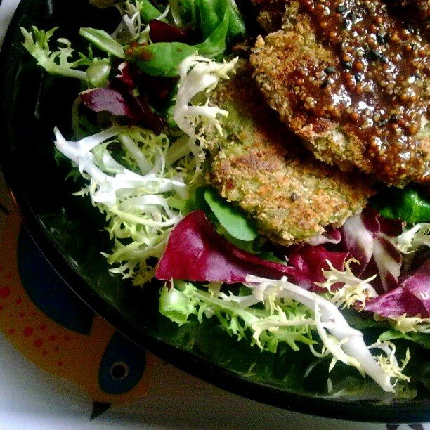 Kroketa orizi me perime e servirur në tryezë