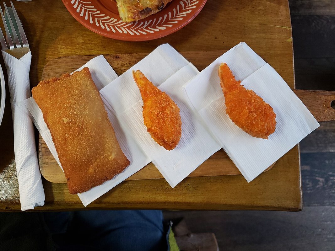 Kroketa patatesh me djathë e servirur në tryezë