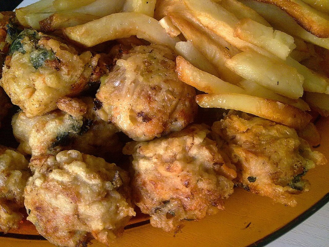 Kroketa peshku me limon e servirur në tryezë