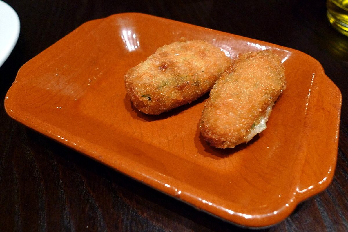 Kroketa pule me majdanoz e servirur në tryezë