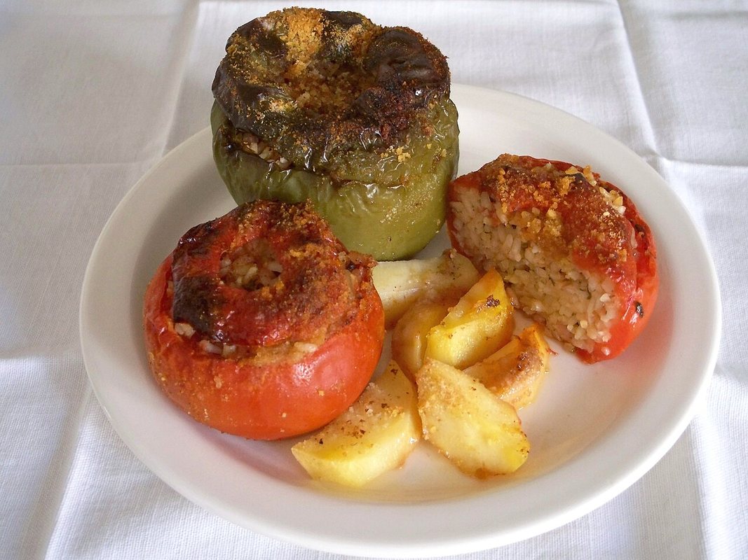 Kungulleshka të mbushura me djathë e servirur në tryezë