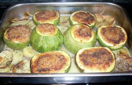Kungulleshka të mbushura me oriz e servirur në tryezë