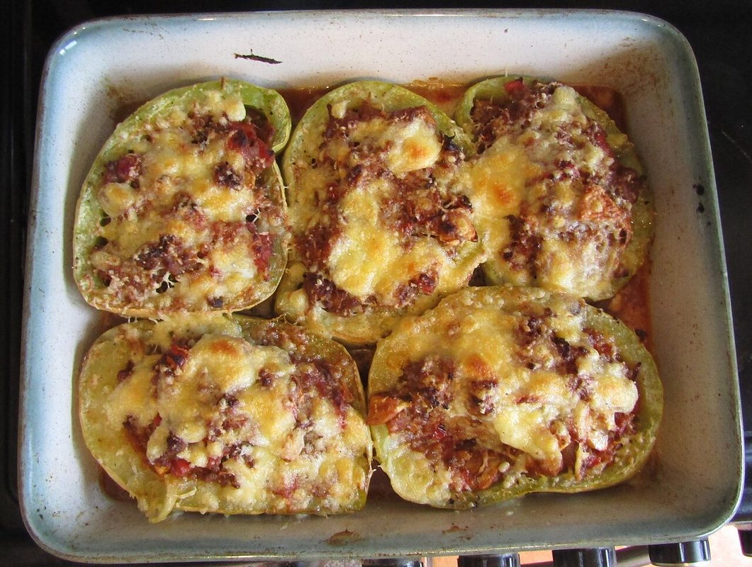 Kungulleshka të mbushura me viç e servirur në tryezë