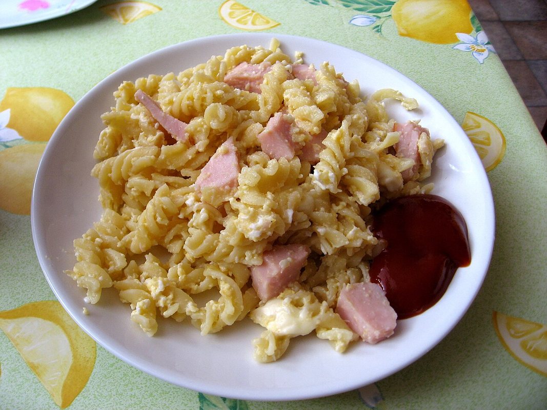 Makarona me fasule dhe majdanoz e servirur në tryezë