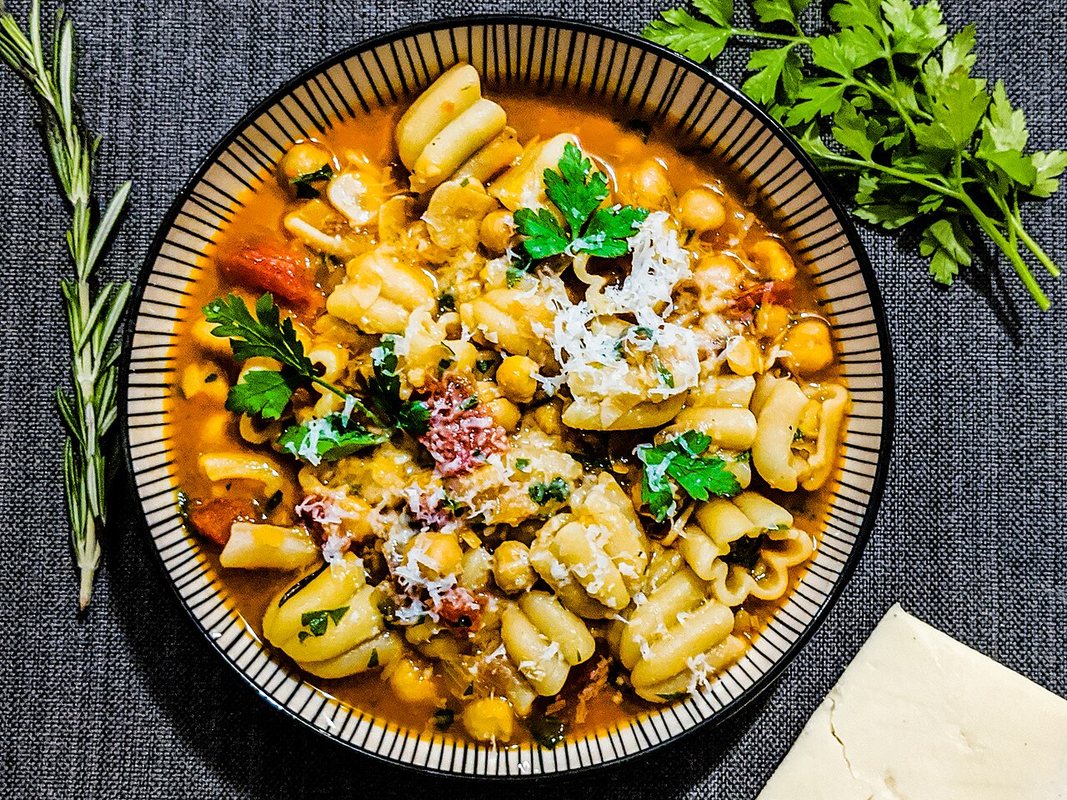 Makarona me qiqra dhe rozmarinë e servirur në tryezë