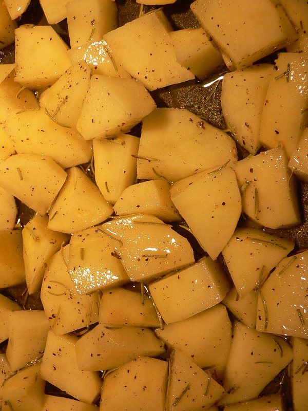 Patate me rozmarinë e servirur në tryezë