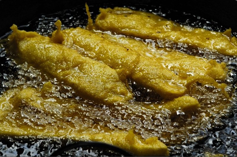 Petulla me banane e servirur në tryezë