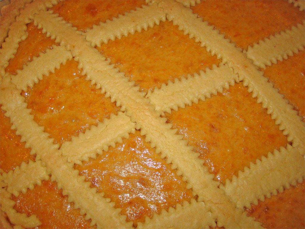 Pite me gjizë dhe speca e servirur në tryezë