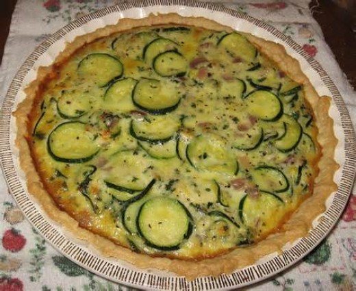 Pite me kungulleshka dhe kos e servirur në tryezë