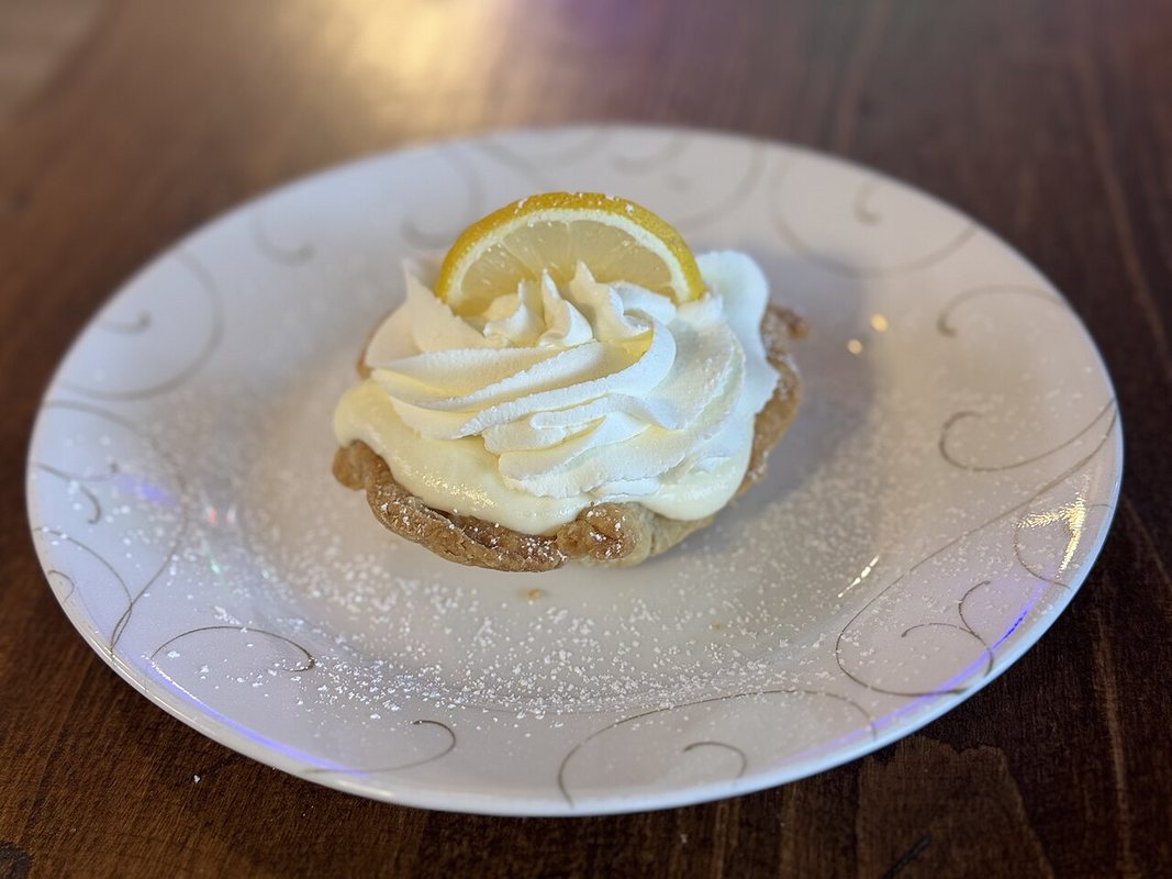 Pite me peshk dhe limon e servirur në tryezë
