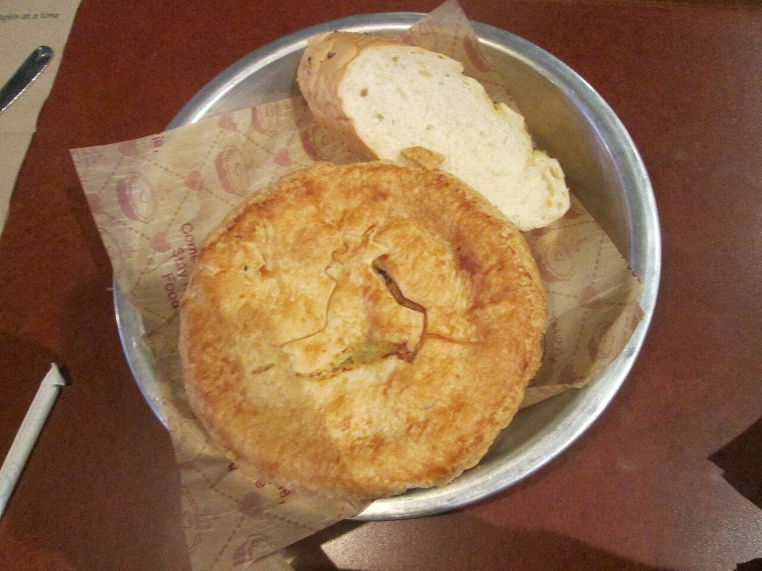 Pite me pulë dhe kos e servirur në tryezë