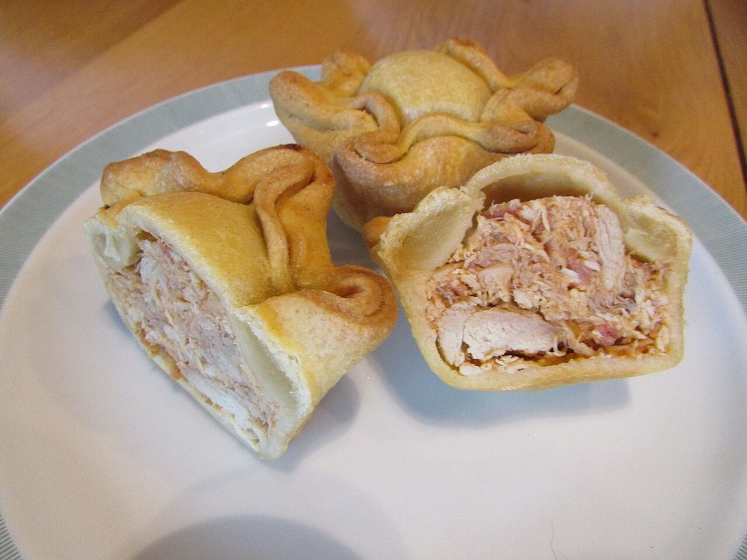 Pite me pulë dhe limon e servirur në tryezë
