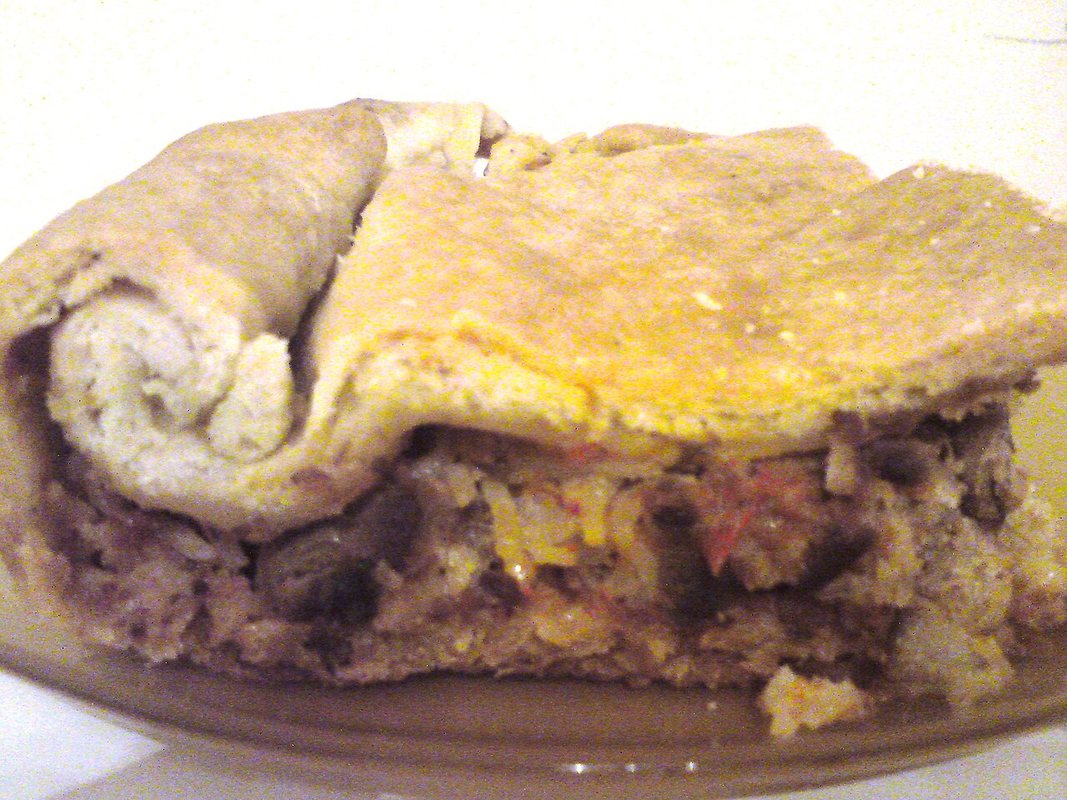 Pite me qengj dhe hudhër e servirur në tryezë