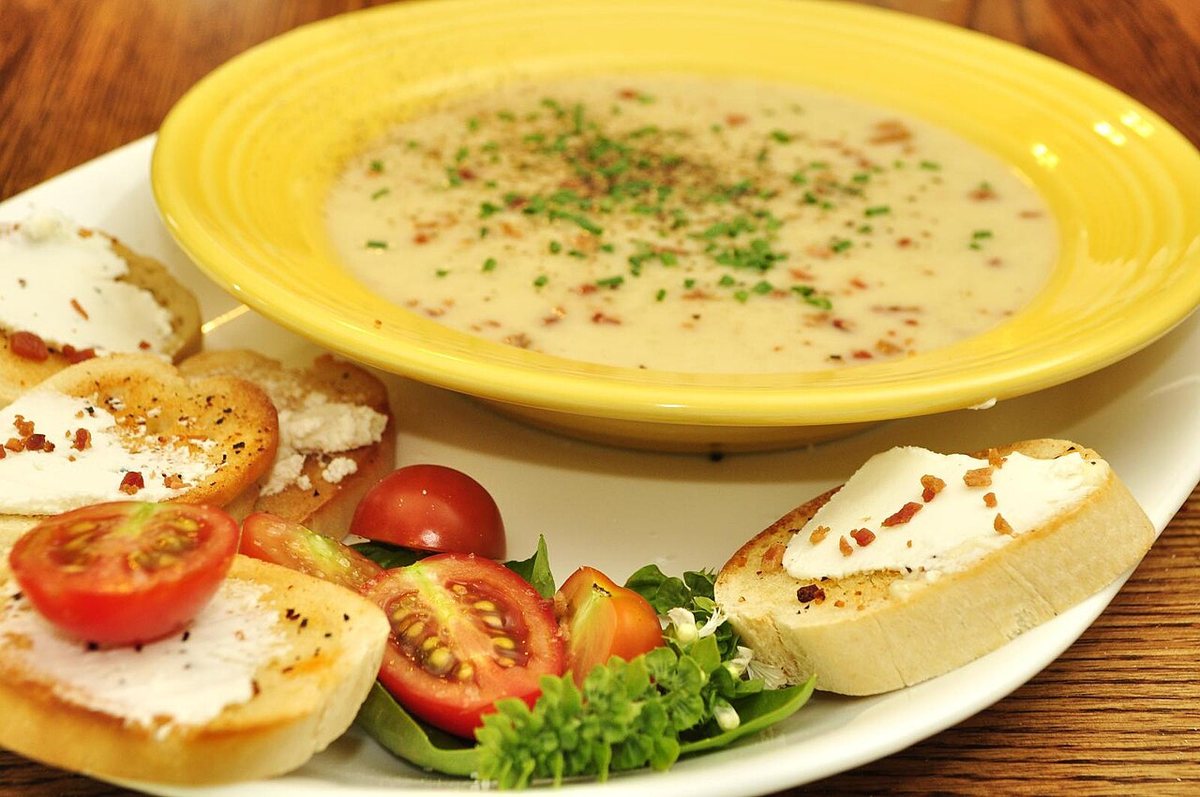 Supë me patate dhe presh e servirur në tryezë