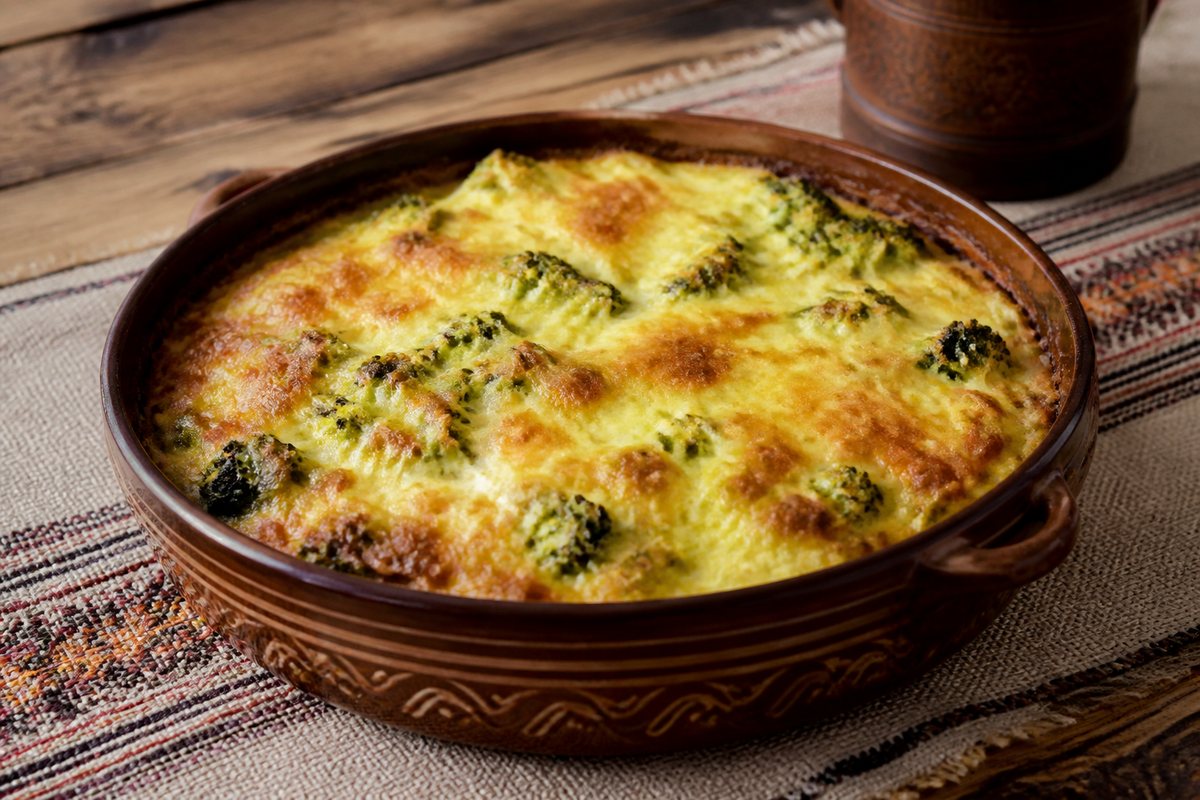 Tavë në furrë me brokoli me djathë e servirur në tryezë