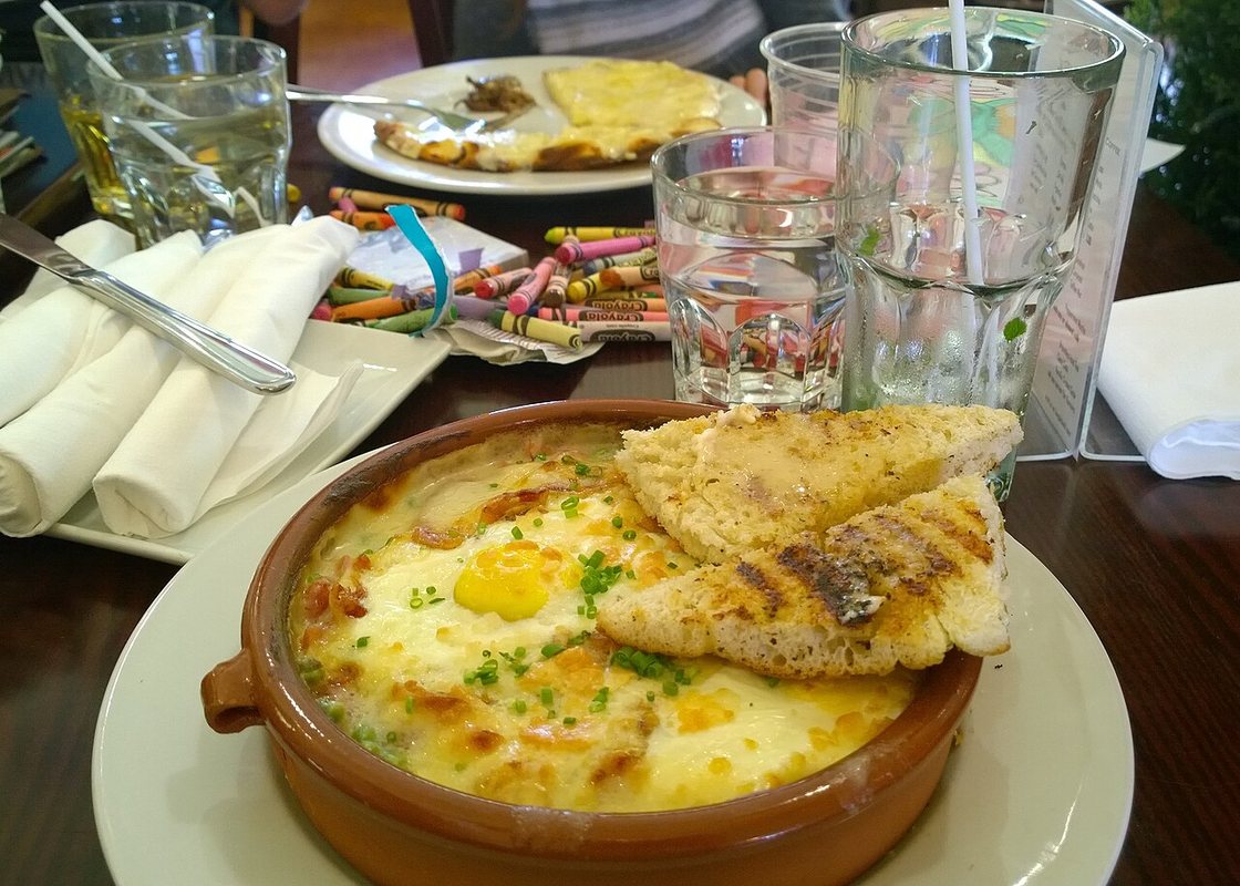 Tavë në furrë me fasule me perime e servirur në tryezë