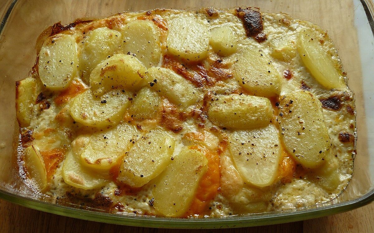 Tavë në furrë me patate me presh e servirur në tryezë