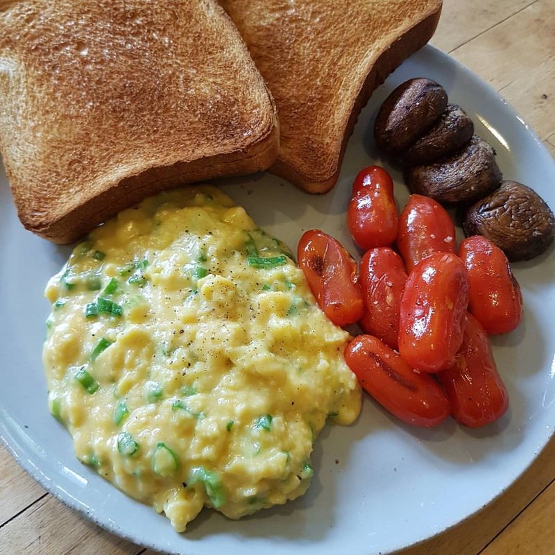Tost me vezë dhe domate e servirur në tryezë