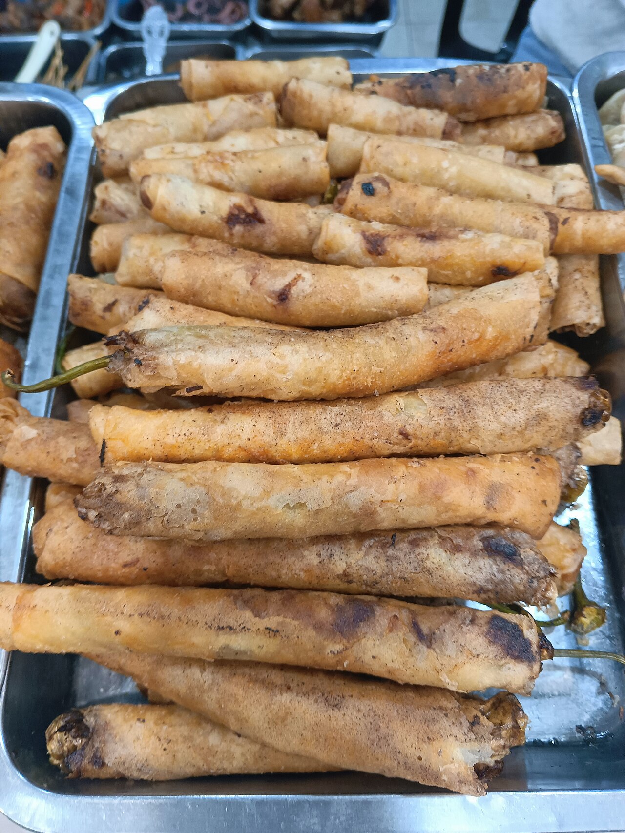 Brusketa me speca dhe gjizë e servirur në tryezë