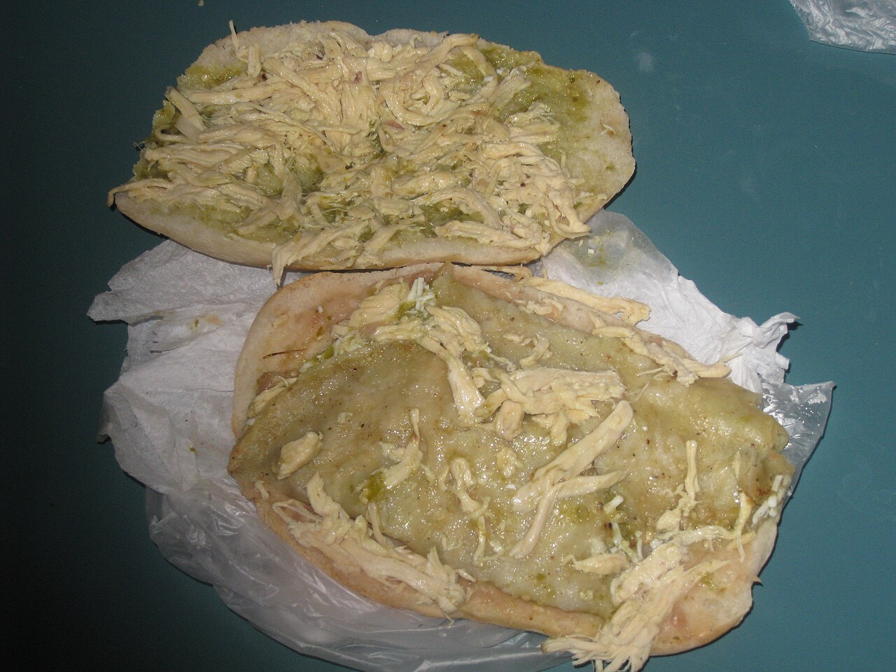 Byrek me mish pule dhe djathë e servirur në tryezë