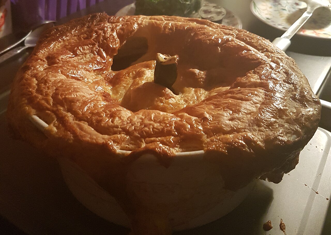 Byrek role me mish qengji e servirur në tryezë