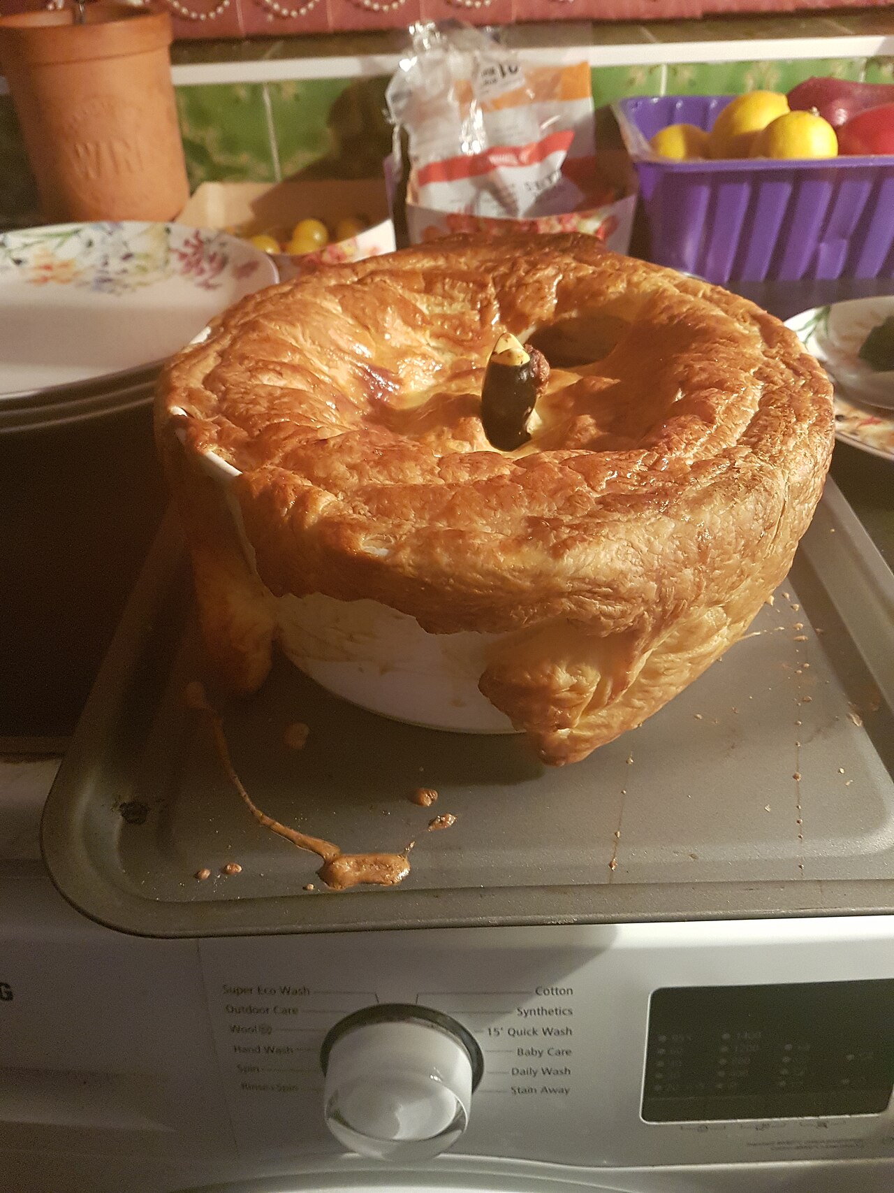 Byrek role me mish viçi e servirur në tryezë