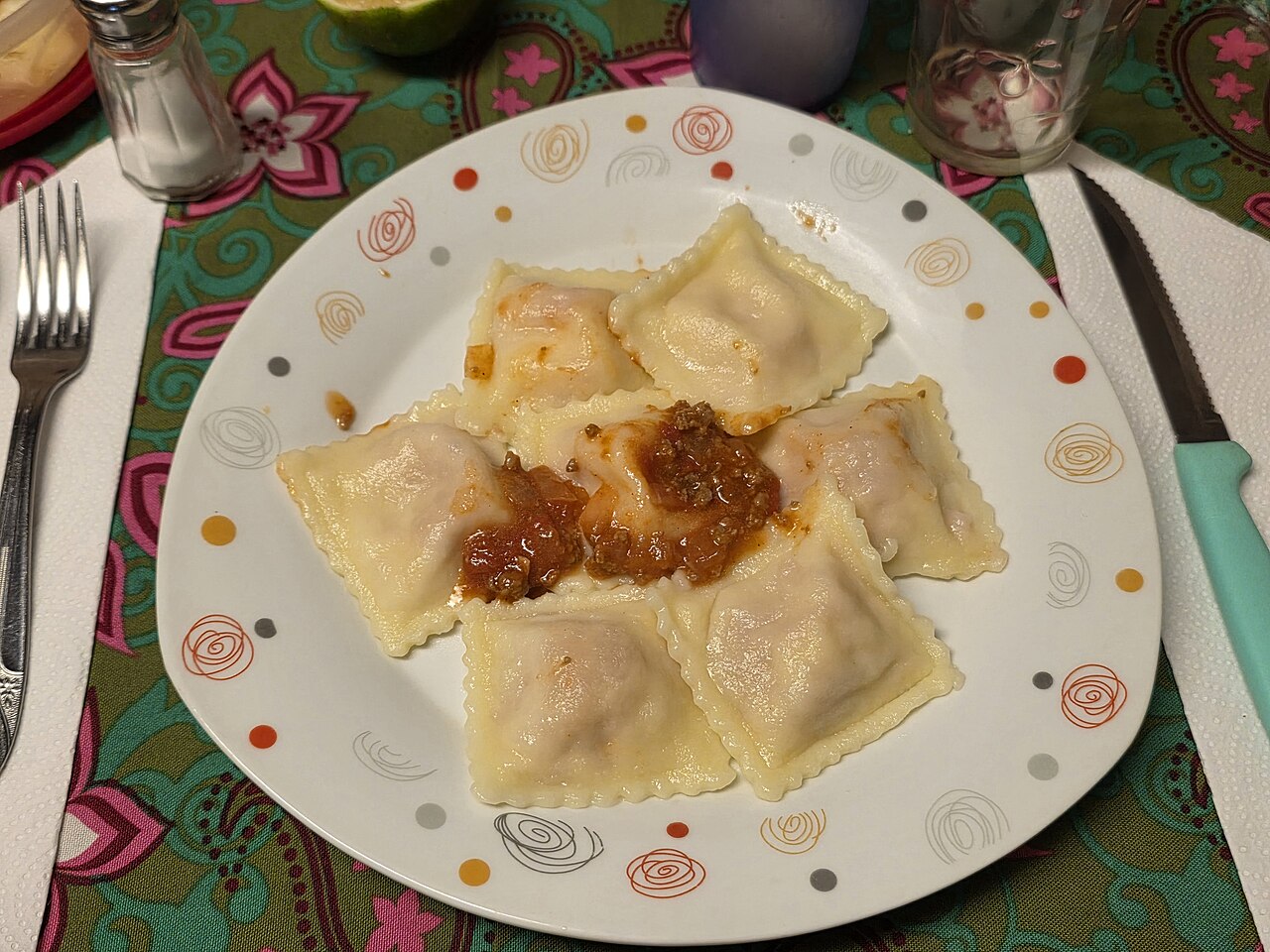 Domate të mbushura me djathë e servirur në tryezë