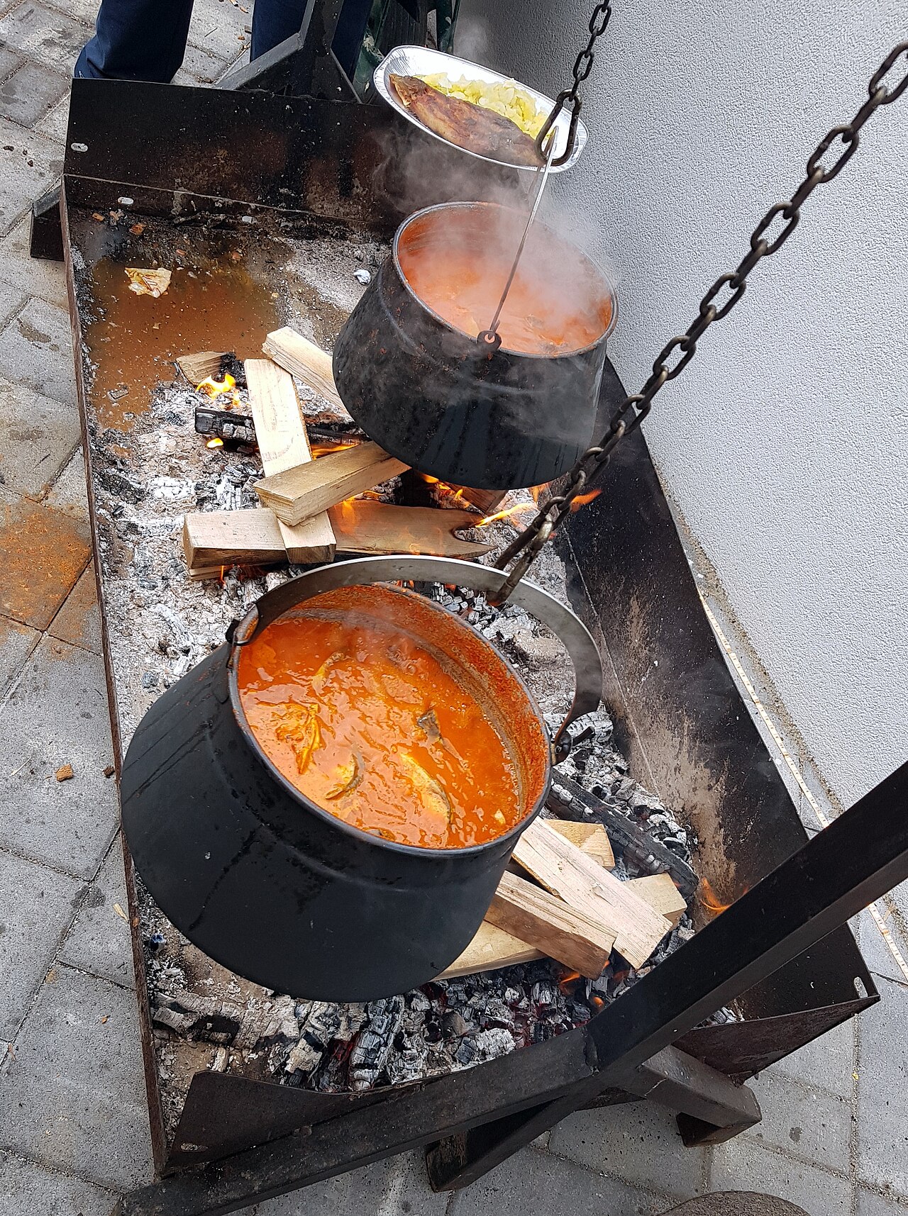 Fërgesë krapi me qepë e servirur në tryezë