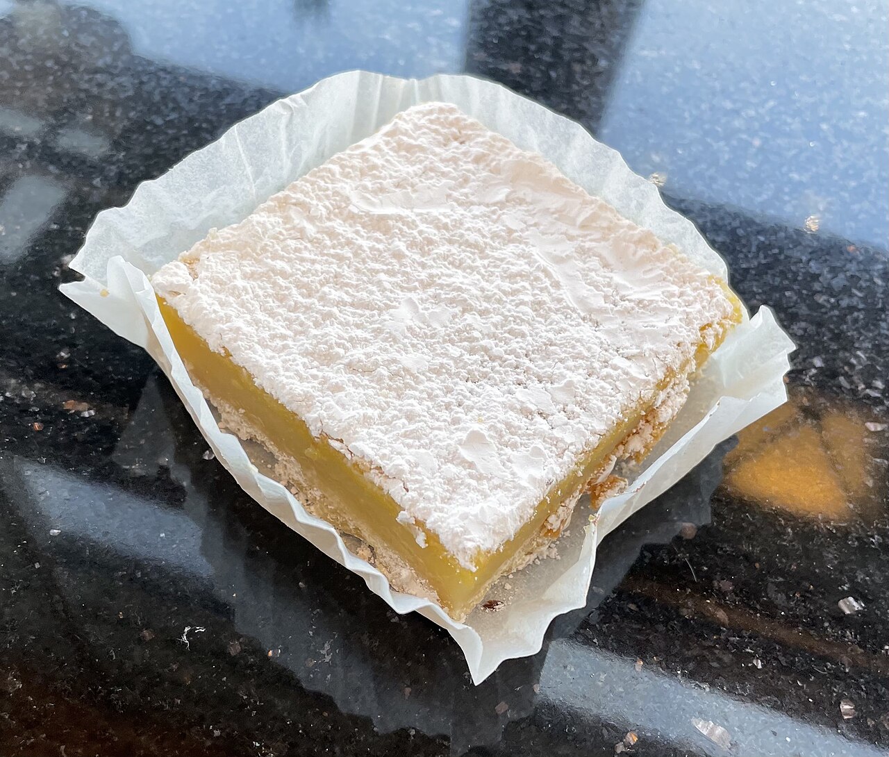 Hallvë me arra e servirur në tryezë