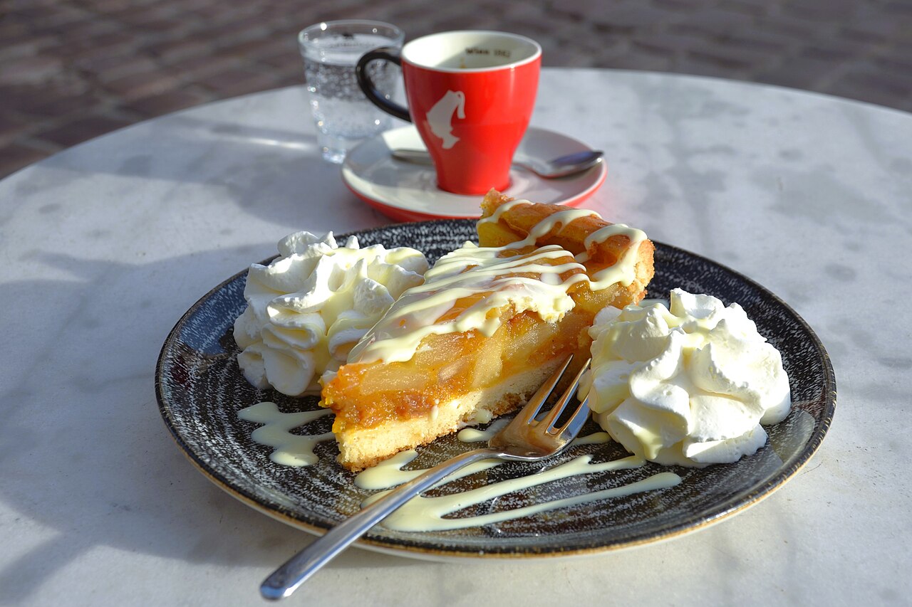 Kos me fruta dhe arra e servirur në tryezë