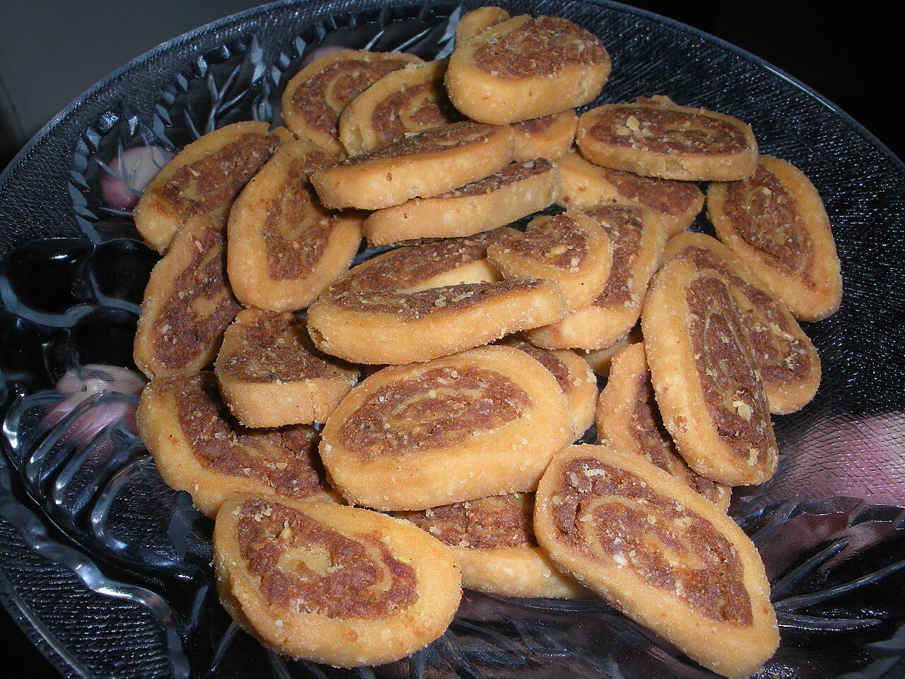 Kroketa patatesh me djathë e servirur në tryezë