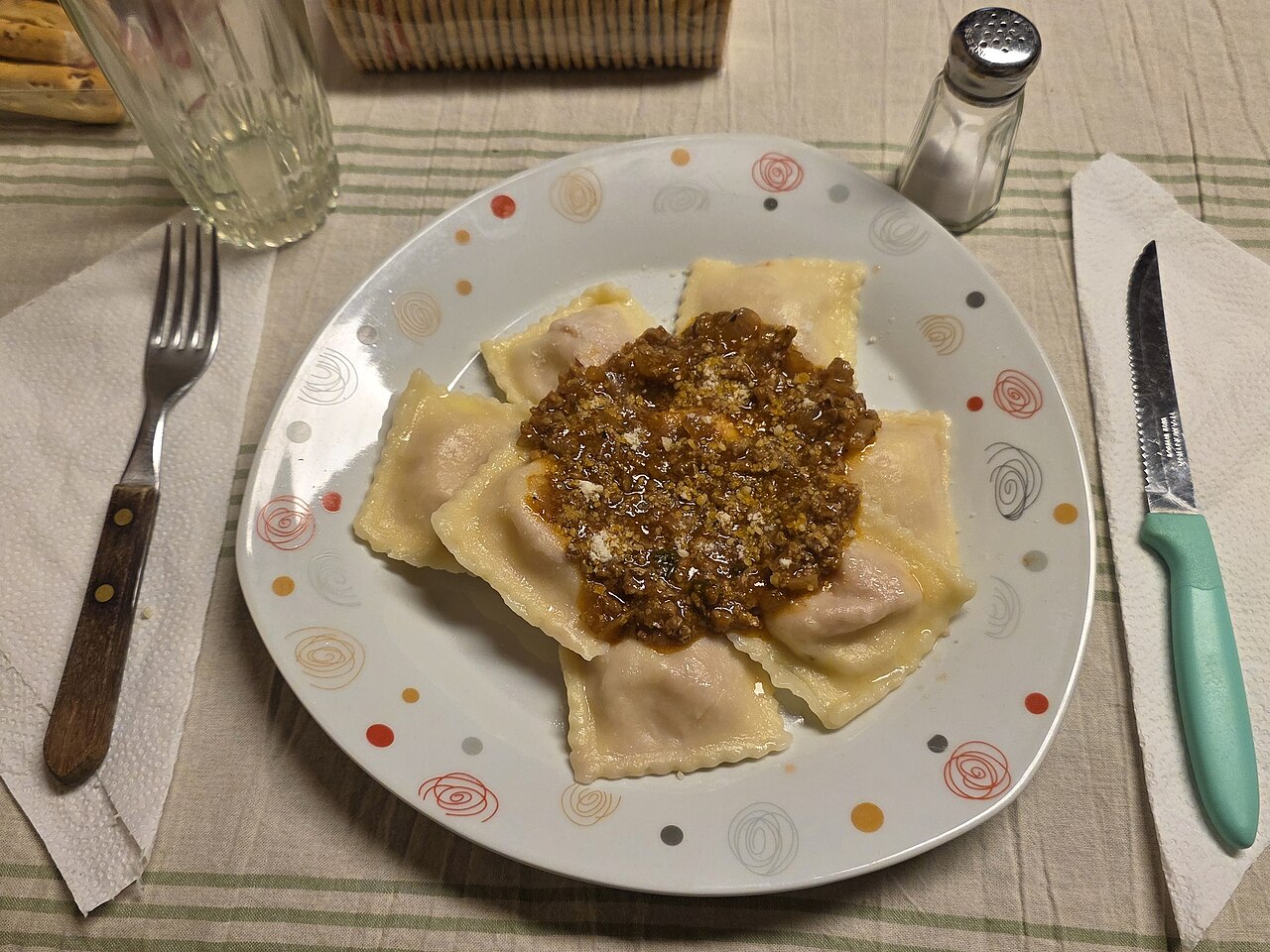 Kungulleshka të mbushura me oriz e servirur në tryezë