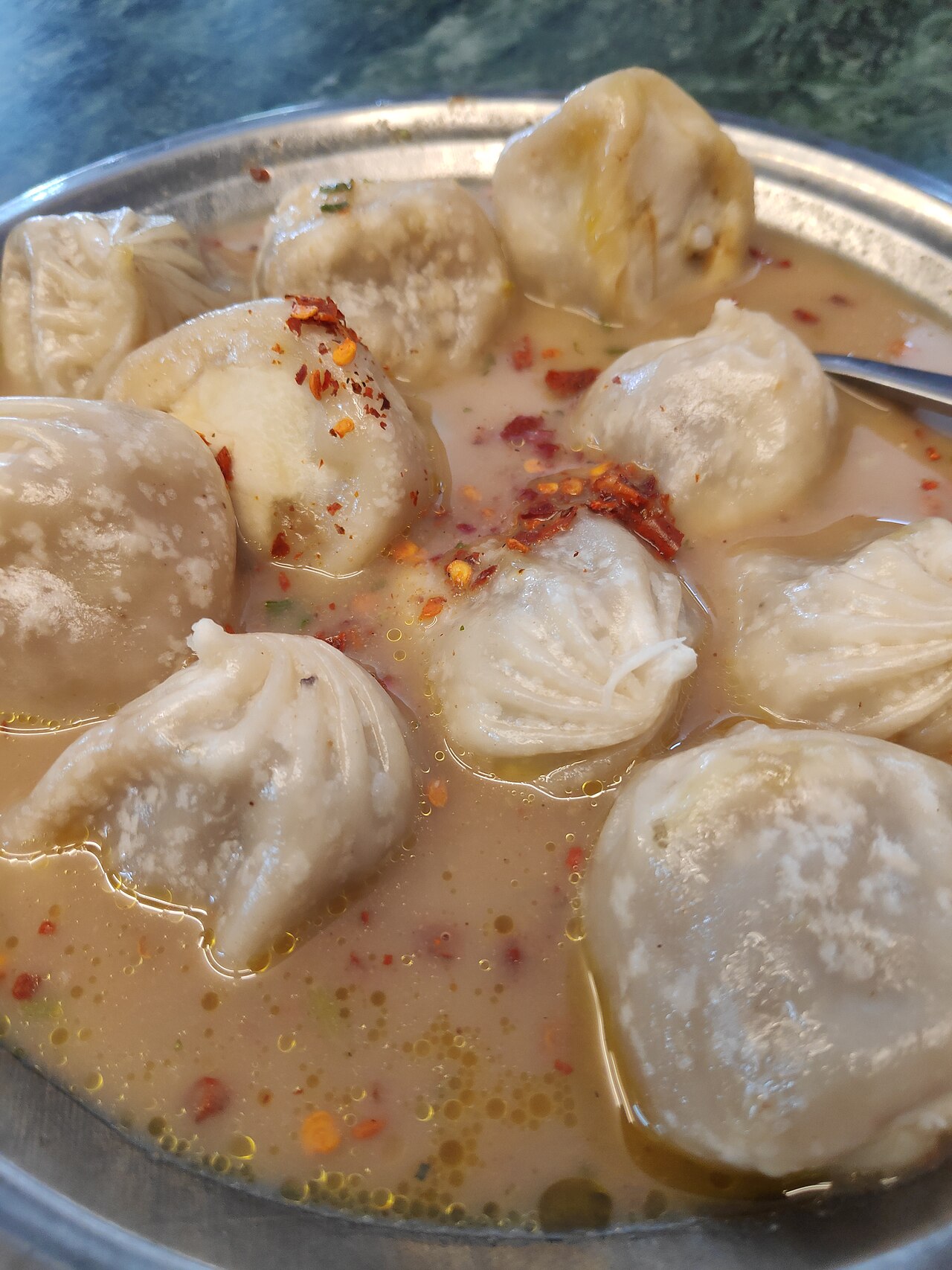 Lakër e mbushur me qengj e servirur në tryezë