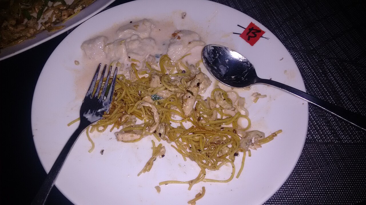 Makarona me pulë dhe kërpudha e servirur në tryezë