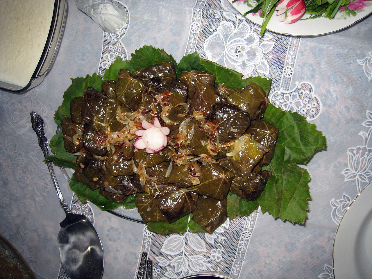 Patëllxhanë të mbushur me qiqra e servirur në tryezë