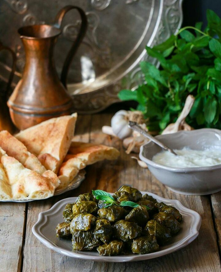 Patëllxhanë të mbushur me thjerrëza e servirur në tryezë