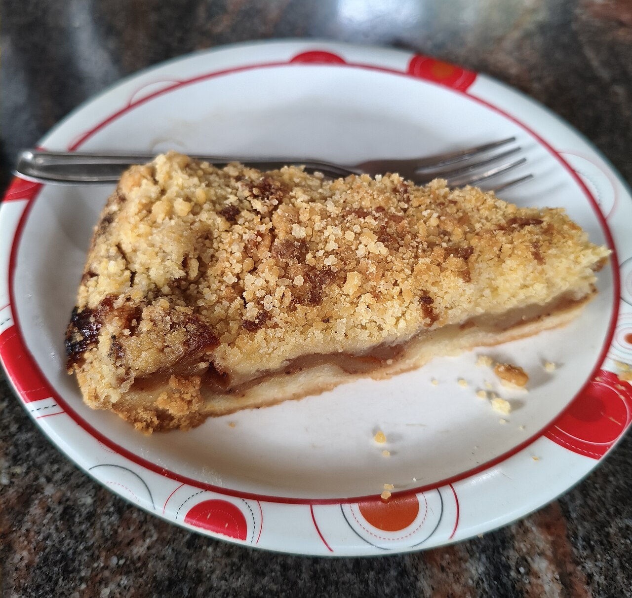 Pite me gjizë dhe speca e servirur në tryezë