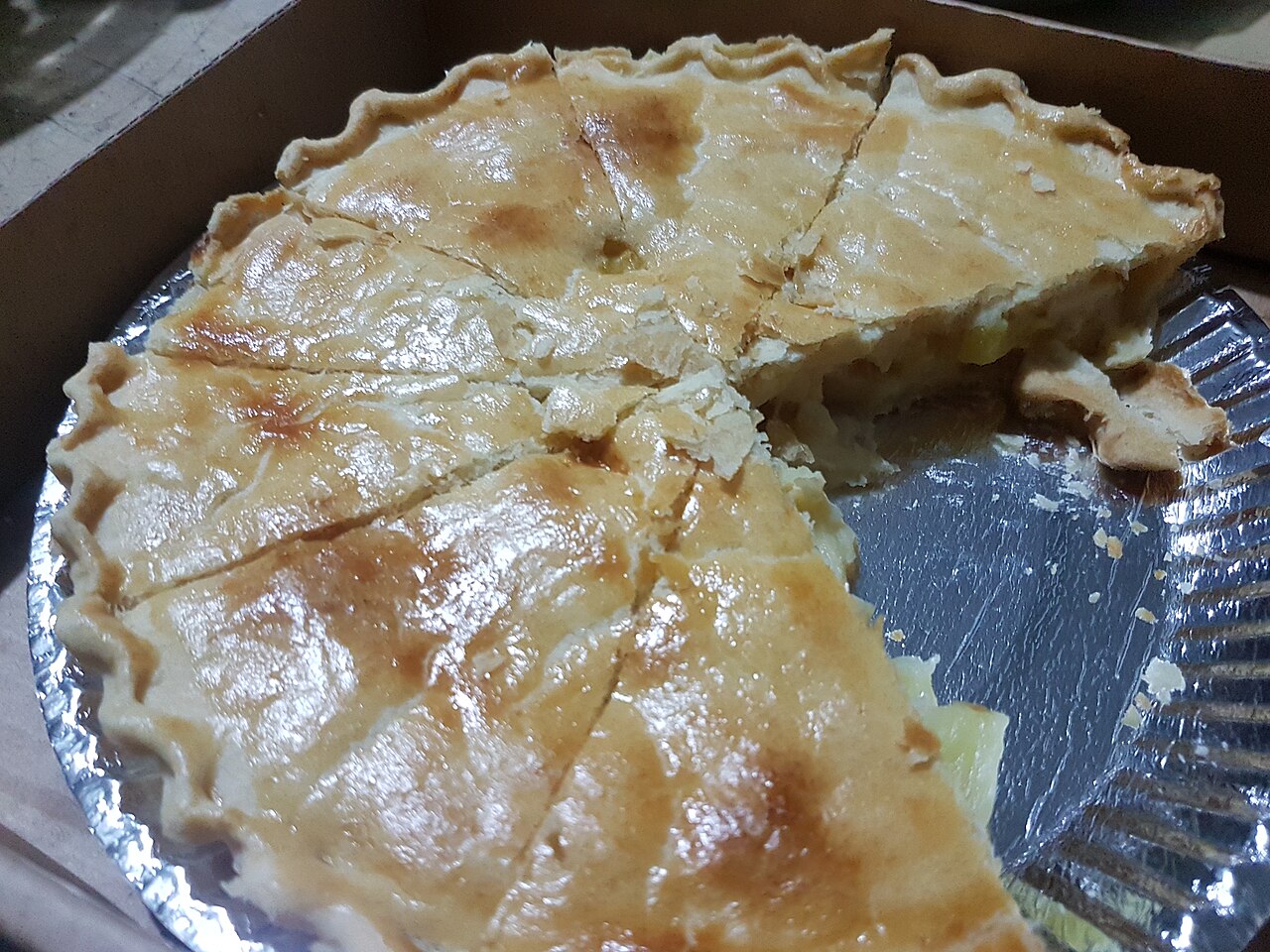 Pite me karkaleca dhe presh e servirur në tryezë