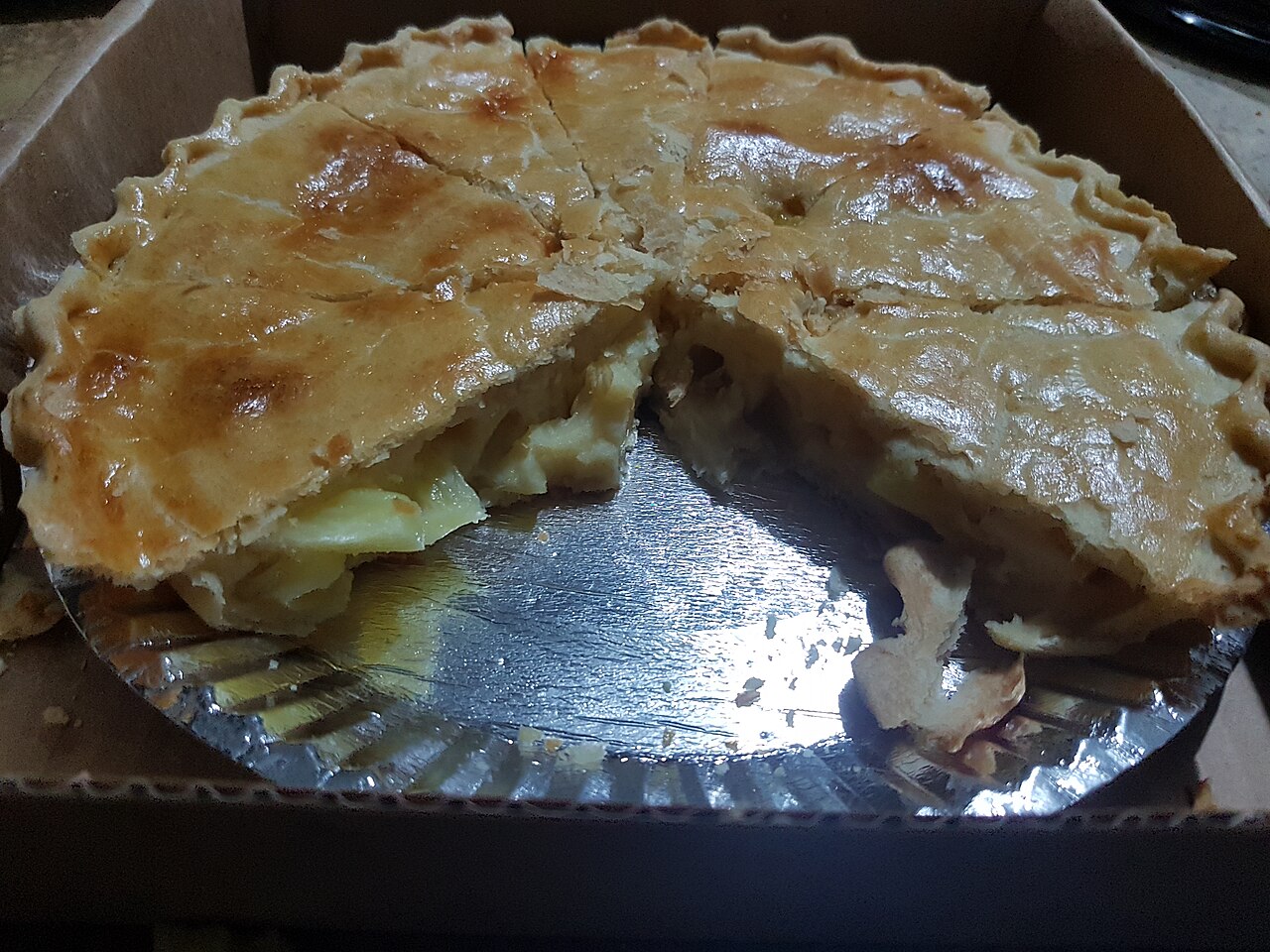 Pite me kungulleshka dhe kos e servirur në tryezë