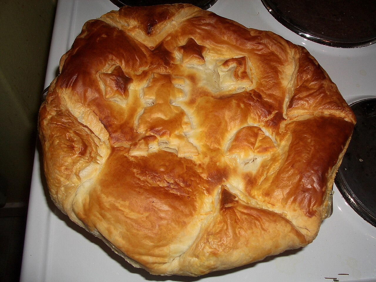 Pite me lulelakër dhe djathë e servirur në tryezë