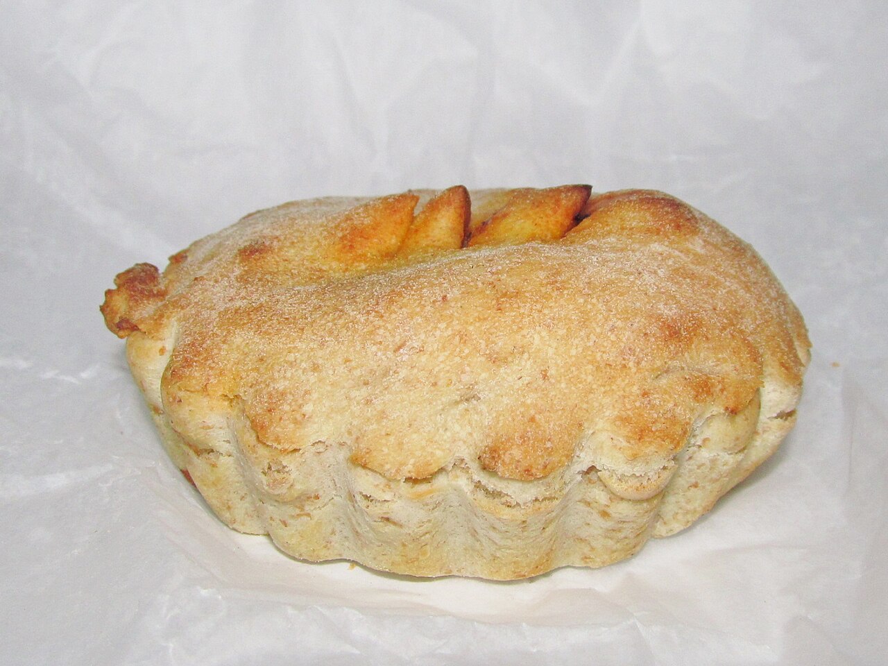 Pite me patëllxhan dhe djathë e servirur në tryezë