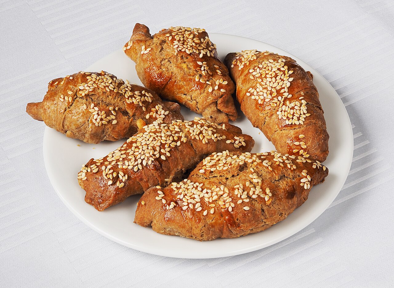 Pogaçe shtëpie me susam e servirur në tryezë