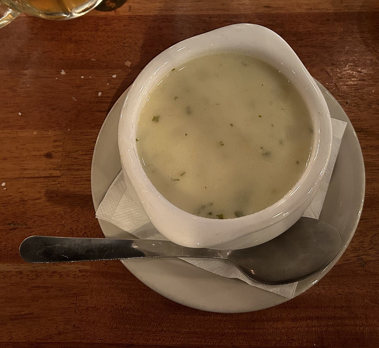 Supë me selino dhe patate e servirur në tryezë