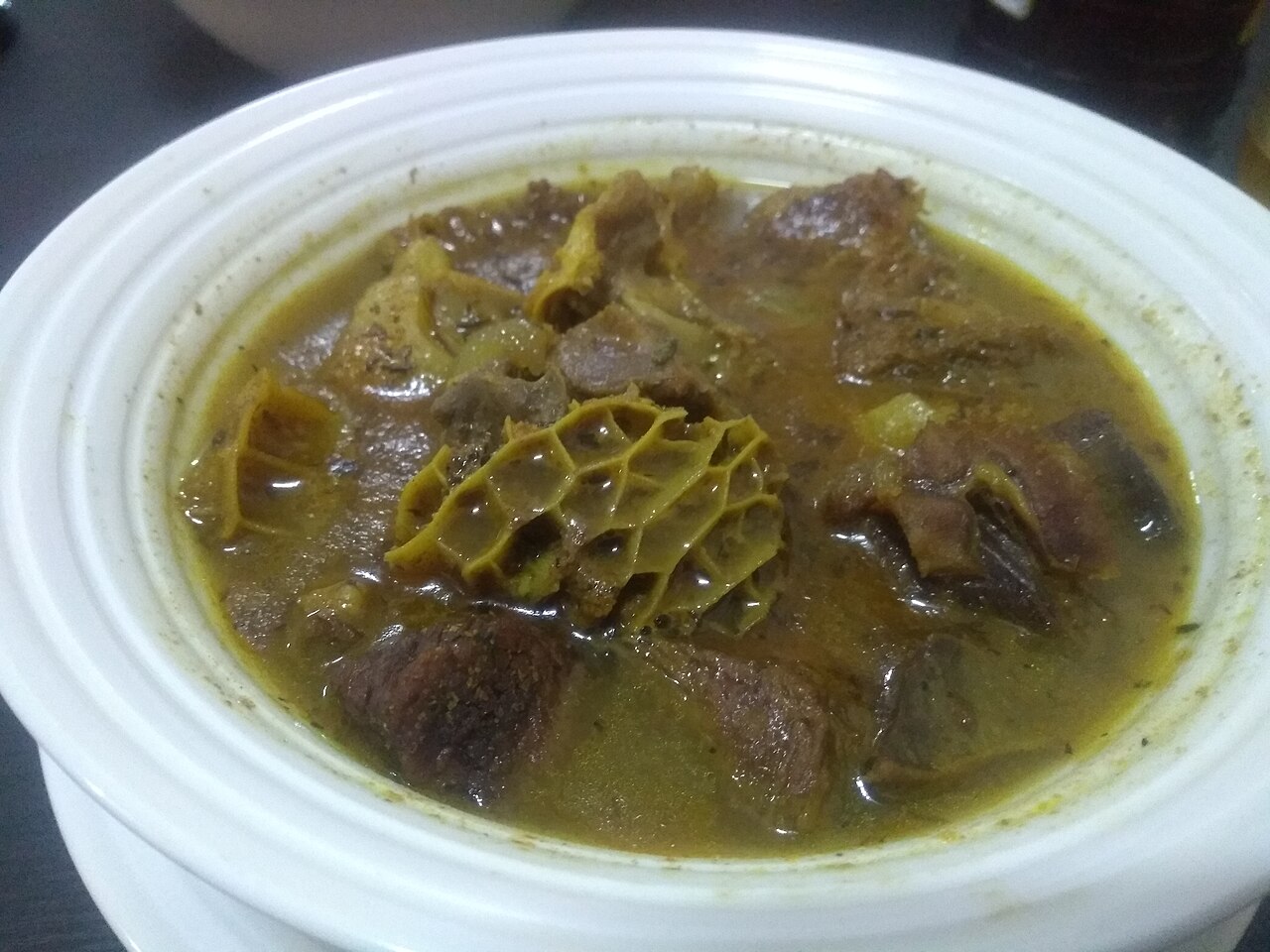 Supë me speca të kuq e servirur në tryezë
